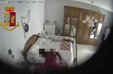 Ostuni, botte e parolacce alla nonnina 90enne sul girello: in cella badante