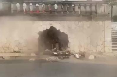 Diluvio ad Altamura, sotto la pioggia battente cede un muro in via Matera: il video