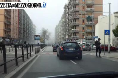 E improvvisamente
su Bari cala la nebbia