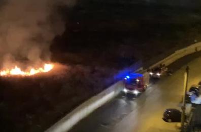 Bari, incendio nel parco ex Fibronit, residenti in rivolta: «Poteva essere una tragedia»