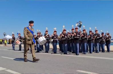 Bari, l'Esercito italiano compie 164 anni. Emiliano alla parata: «Tanti i pugliesi nelle Forze armate»