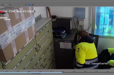 La Spezia, brindisini in trasferta rubano 140mila euro alle Poste: arrestati un 53enne e un 49enne VIDEO