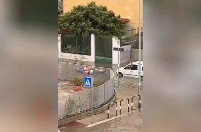 Bari, l'idea creativa sotto la pioggia: usa la canoa per percorrere la strada allagata a San Girolamo