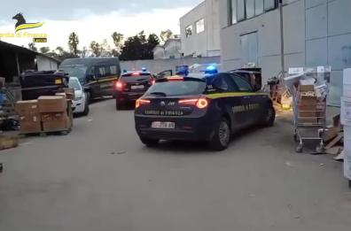 Lecce, la Guardia di finanza sequestra oltre 8 tonnellate di fuochi d'artificio
