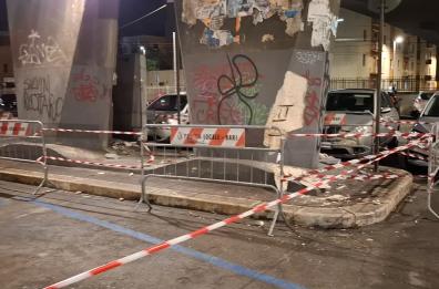 Bari, allarme caduta detriti dai pilastri del ponte Giuseppe Garibaldi: i vigili fanno sgomberare le auto VIDEO