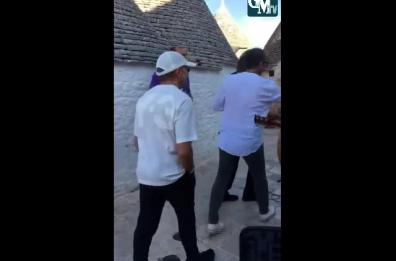 Alberobello, a sorpresa i Dire Straits improvvisano un concerto tra i trulli 
