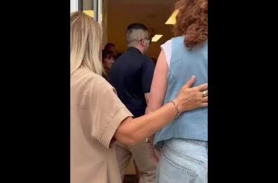 Fiorella Mannoia in visita ai bambini del quartiere Tamburi: la musica incontra la speranza IL VIDEO