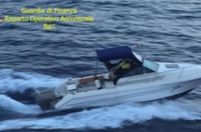 Lungo inseguimento in mare
 sequestrate 2 t di marijuana
 Avrebbero fruttato 20 mln