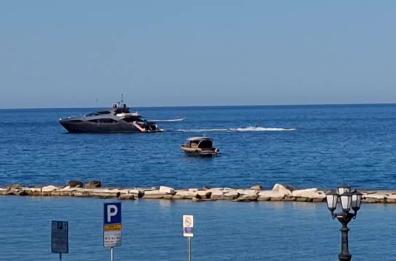 Bari, «i pirati del mare» a bordo delle moto d'acqua fanno le acrobazie attorno a un mega yacht