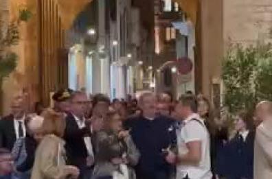 Sammichele, alla sagra della zampina balla anche il presidente Emiliano con la maschera dell'homéne curte
