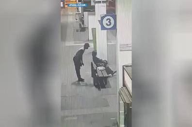 Foggia, si era «specializzato» in borseggi con strappo di notte in stazione: fermato 24enne IL VIDEO