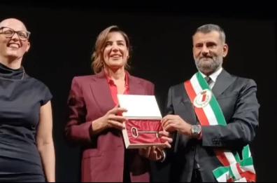 Bari dona a Luisa Ranieri le chiavi della città, l'attrice di Lolita Lobosco: «Qui mi sento a casa»