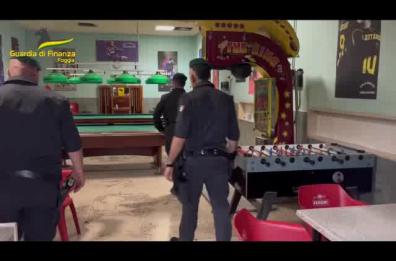 Orta Nova, sala slot clandestina in una stanza segreta di un circolo: sequestri