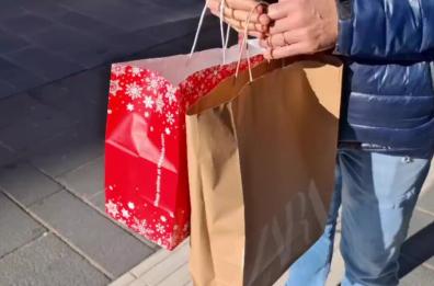 Bari, al via lo shopping natalizio: su via Sparano è già corsa ai regali