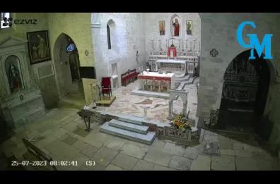 Caldo a Barletta, entra in chiesa e ruba un ventilatore: il video è virale