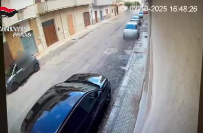 «Suo marito è nei guai, servono soldi per aiutarlo»: truffa del finto maresciallo a Carovigno, due arresti VIDEO