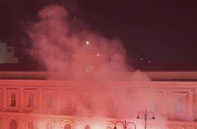 Bari, nuova notte da incubo in piazza Risorgimento: baldoria, fuochi d'artificio e puzza di fritto fino all'alba