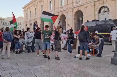 Bari scende in piazza per la Palestina: sit in in Piazza del Ferrarese VIDEO