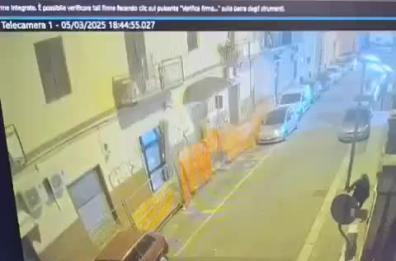 Bari, ecco il video del crollo della palazzina di via De Amicis: una passante salva per miracolo