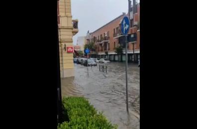 Bomba d'acqua a San Severo: strade come fiumi in piena, soccorsi automobilisti. I vigili del fuoco salvano 3 bimbi e la nonna bloccati