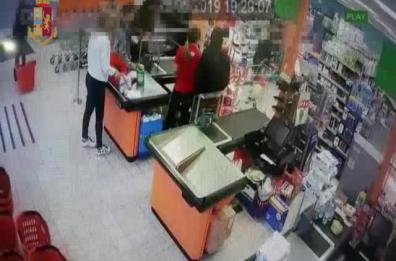 Bari, arrestato rapinatore seriale di supermercati: a fermarlo una donna