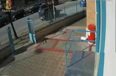 Andria, parrucchiere fa rapina
in farmacia: zuffa con la vittima