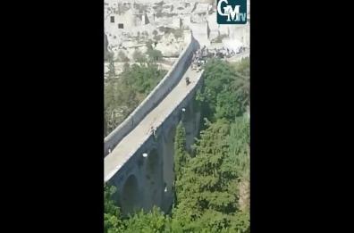 Gravina, stuntman si getta dall'acquedotto: il video dal set di 007