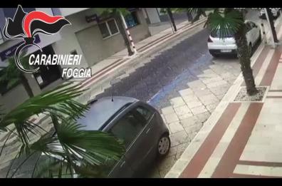 Si schianta a velocità folle contro un'auto, poi aggredisce i carabinieri: arrestato