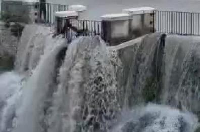 Bomba d'acqua a Matera: strade allagate come fiumi in piena. Una donna e 2 ragazzi salvati dai vigili del fuoco
