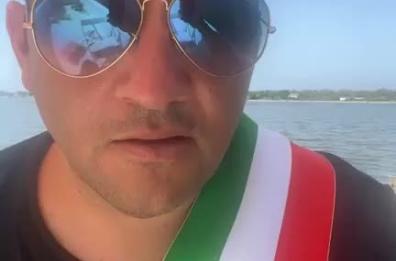 Lago di Varano troppo inquinato: il sindaco Di Pumpo si incatena