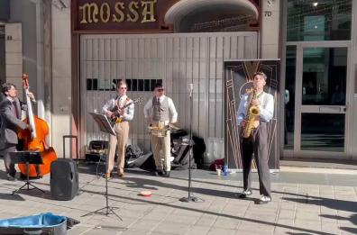 Bari, band di 17enni fa ballare via Sparano a ritmo swing: il video è virale