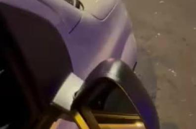 Bari, Natale all'Umbertino. La denuncia: &laquo;L'auto dei nonni distrutta da chi ha festeggiato saltando sul tettuccio&raquo;VD