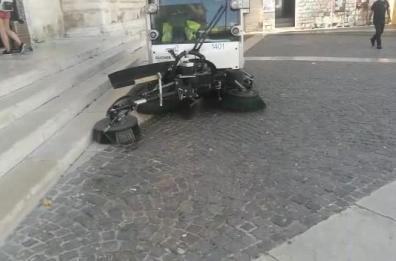 Bari, davanti San Nicola in azione la nuova spazzatrice 100% green
