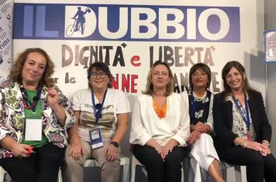 Lecce, da Congresso Nazionale Forense avvocatesse tagliano i capelli in solidarietà alle donne dell'Iran