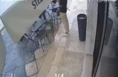 Andria, si distrae alla guida e travolge tavolini e sedie di un bar