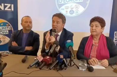 Renzi a Bari: «Da oggi raccolta firme per chiedere dimissioni di Emiliano»