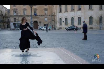 La Pizzica nella piazza deserta di Lecce: così si esorcizza il Coronavirus