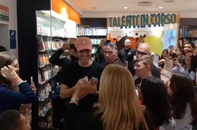 Bari, «trepidante» attesa da mezzogiorno e fans in delirio per Tananai 