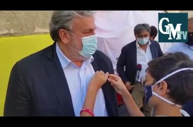 Foggia ha un secondo «Muro della gentilezza» per i bisognosi: Emiliano incontra il piccolo Potito