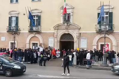 Foggia, sit in studentesco nella Giornata internazionale dello studente: "Vogliamo scuole sicure"