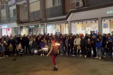 Bari, fiumi di persone in via Sparano, e i giocolieri incantano i bimbi