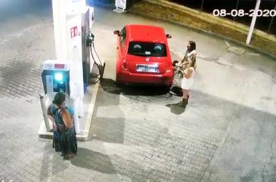Bitonto, armati di pistola rapinano auto a 3 donne che fanno rifornimento di benzina 