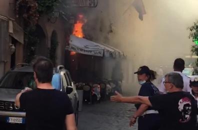 Roma, incendio via Mario de' Fiori nel ristorante Al 34