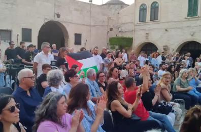 Al Medimex di Taranto c'è chi sventola la bandiera della Palestina durante il concerto de La Niña