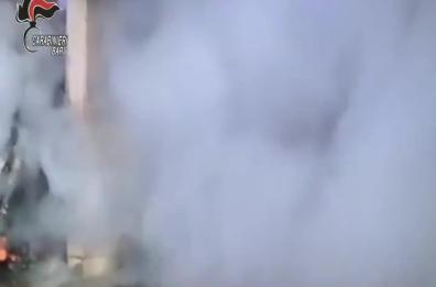 Tragedia sfiorata a Monopoli: donna intrappolata tra le fiamme, salvata dai cc
