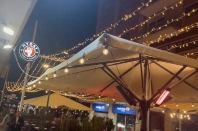 Natale a Bari: il bistrot che sceglie scarpe rosse da esporre al posto degli addobbi