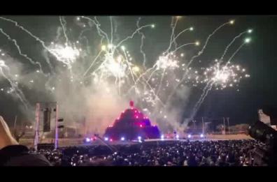 La Fòcara «rock» incanta Novoli: in migliaia all'accensione della maxi-pira