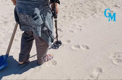 Bari, in spiaggia a Pane e Pomodoro, in cerca di un colpo di fortuna