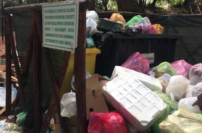 Parco nazionale del Gargano, rifiuti abbandonati in un villaggio vacanze: la denuncia 