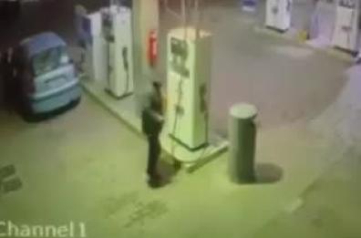 Racale, auto impazzita piomba addosso ad un'altra auto: il video
